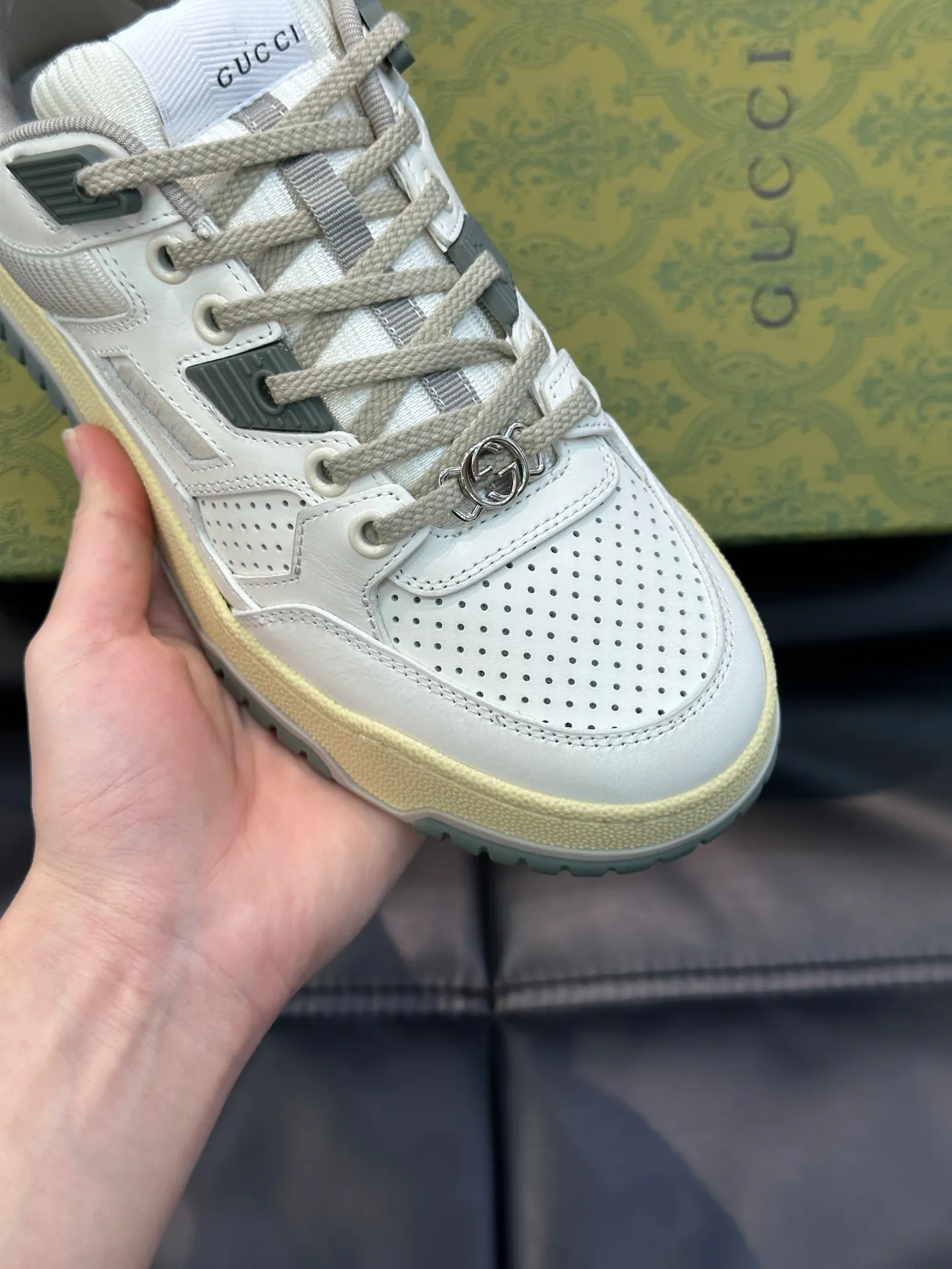 Men's Men's Shoes 💰p520 "GUCC*" Gucci's new couple's 👫 distressed effect sneakers. This low-top sneaker adopts a basketball-style silhouette design and cleverly incorporates hollow panels and distressed effects, showing its unique ingenuity. The ingenuity incorporates brand logo details such as interlocking Double G styling accessories and Gucci lettering, a low-key tribute to the brand's design heritage. A rubber non-slip outsole, inlays and embossed sole give the entire design a contemporary feel. Size: 35-45